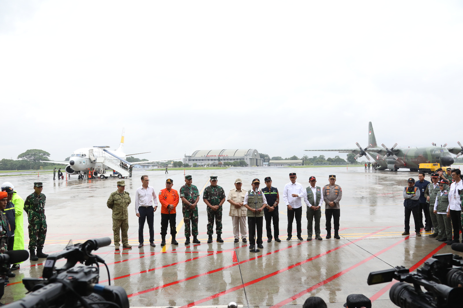 Para Menteri dan Kepala Lembaga saat memberikan keterangan kepada awak media di Lanud Halim Perdanakusuma, Jakarta, Sabtu (11/2).